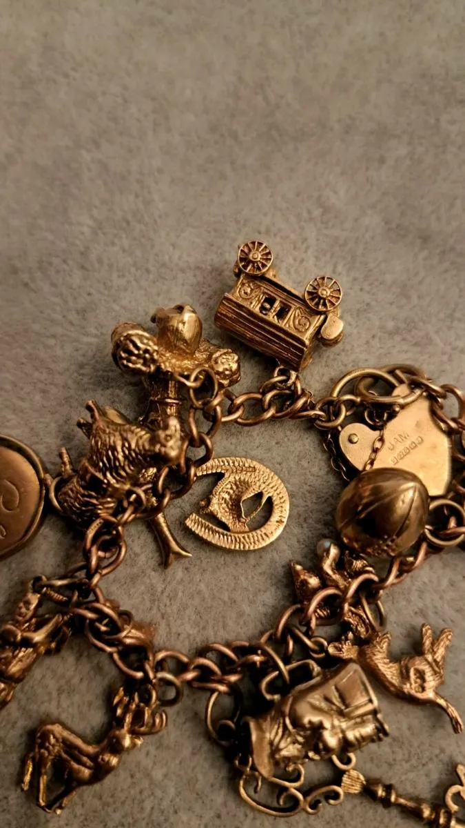 Vintage 9 ct gold charm bracelet - Image 2