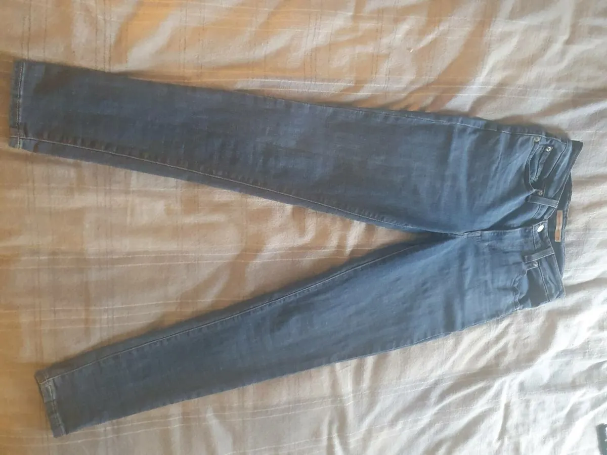 Womens Levi jeans - Image 3