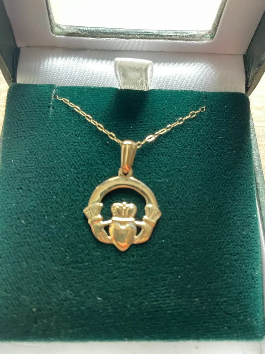 9ct Gold Claddagh pendant - Image 1