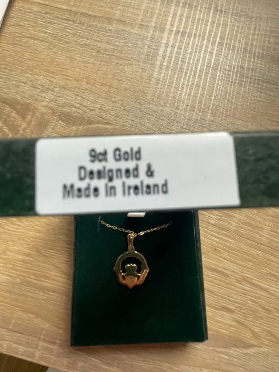 9ct Gold Claddagh pendant - Image 2