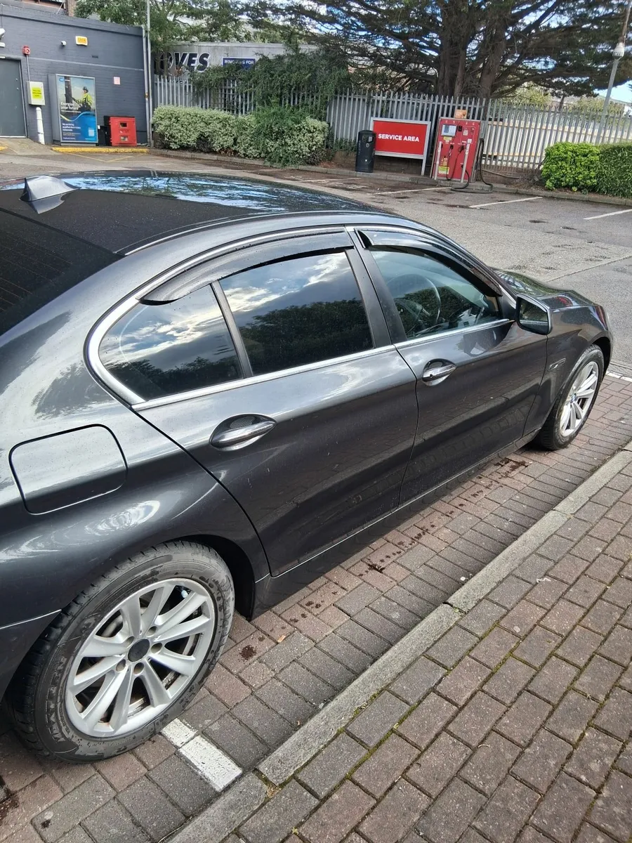 BMW 5-Series 2011 - Image 1
