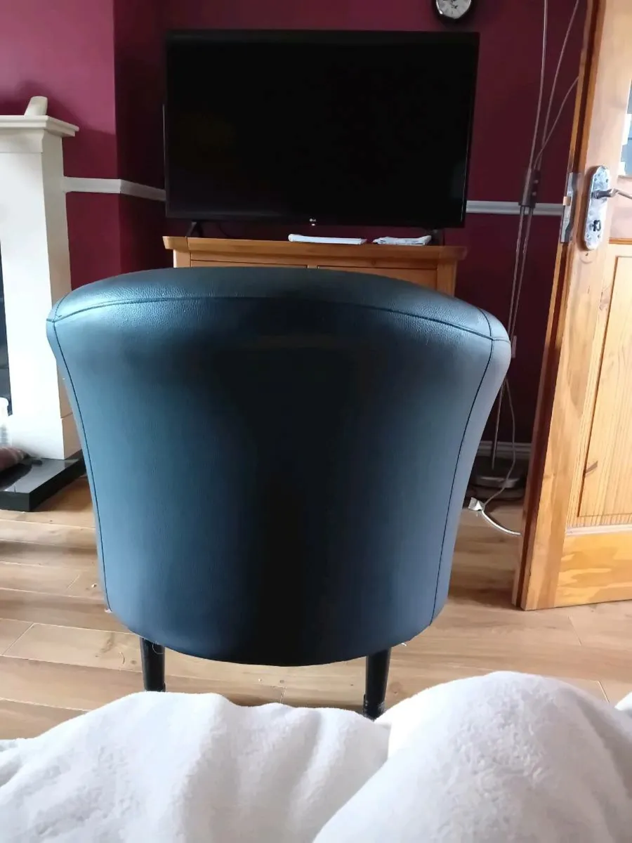 Large tub chair black leatherette - Image 4