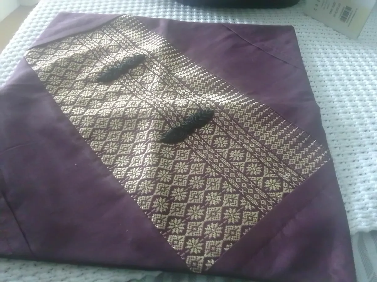 BURGUNDY & GOLD SILK CUSHION COVERS NEW - Image 4