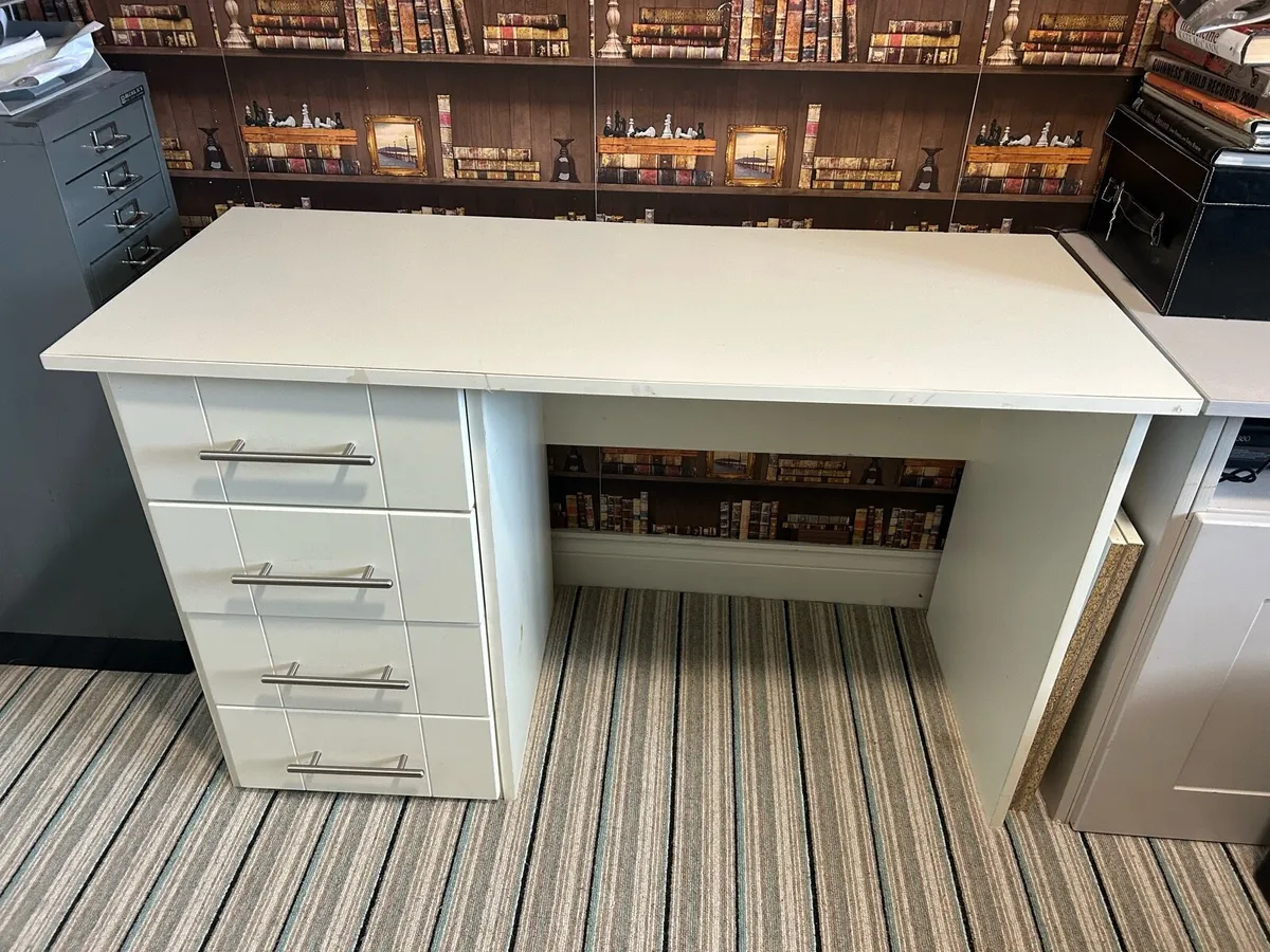 Dressing table - Image 1