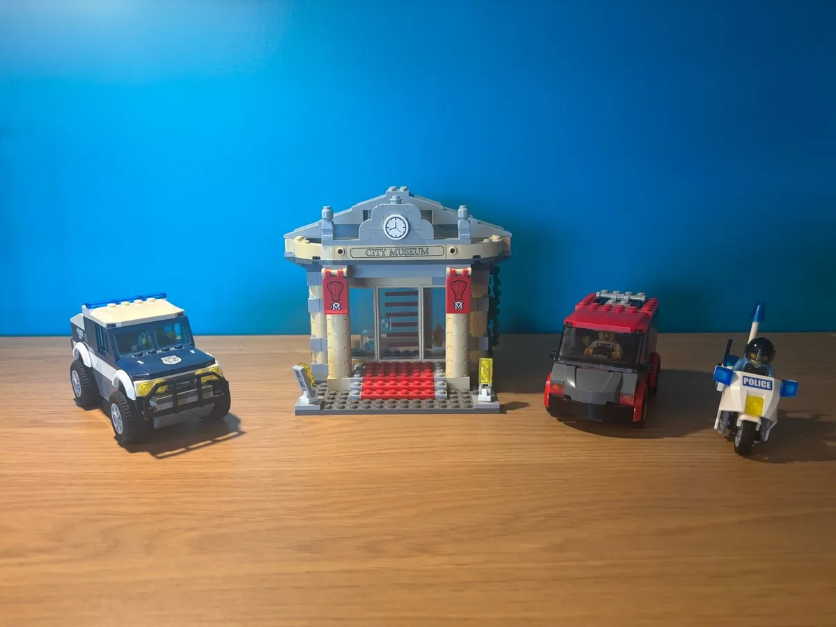 Lego city Museum setup - Image 1