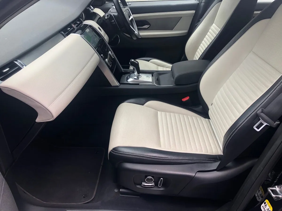 Land Rover Discovery Sport 2021 - Image 2