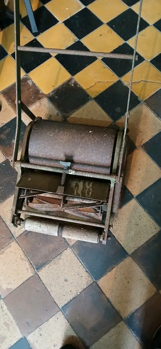 Vintage lawnmower and roller - Image 3