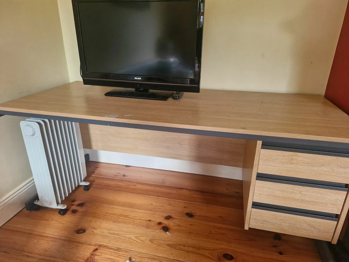 desk and chair - Image 1