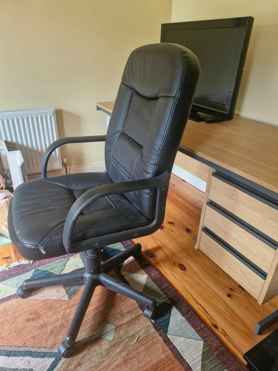 desk and chair - Image 2