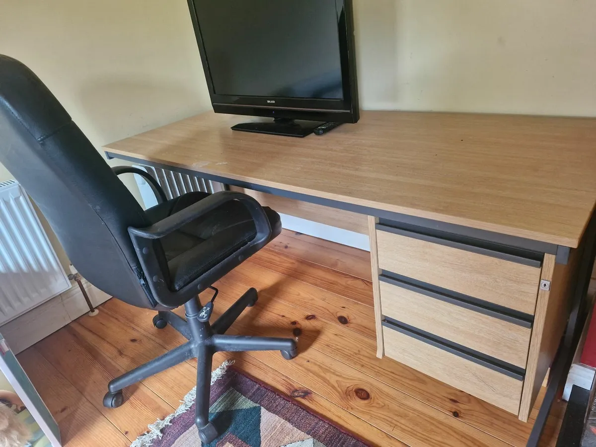 desk and chair - Image 4