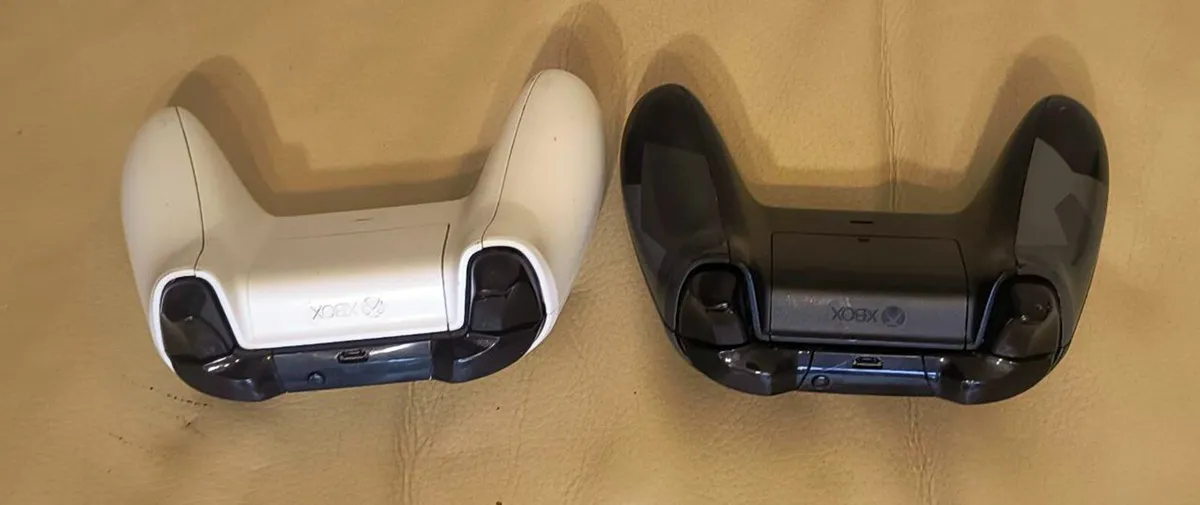 Lot 2 Microsoft Xbox 360  Wireless 2 Controllers - Image 4