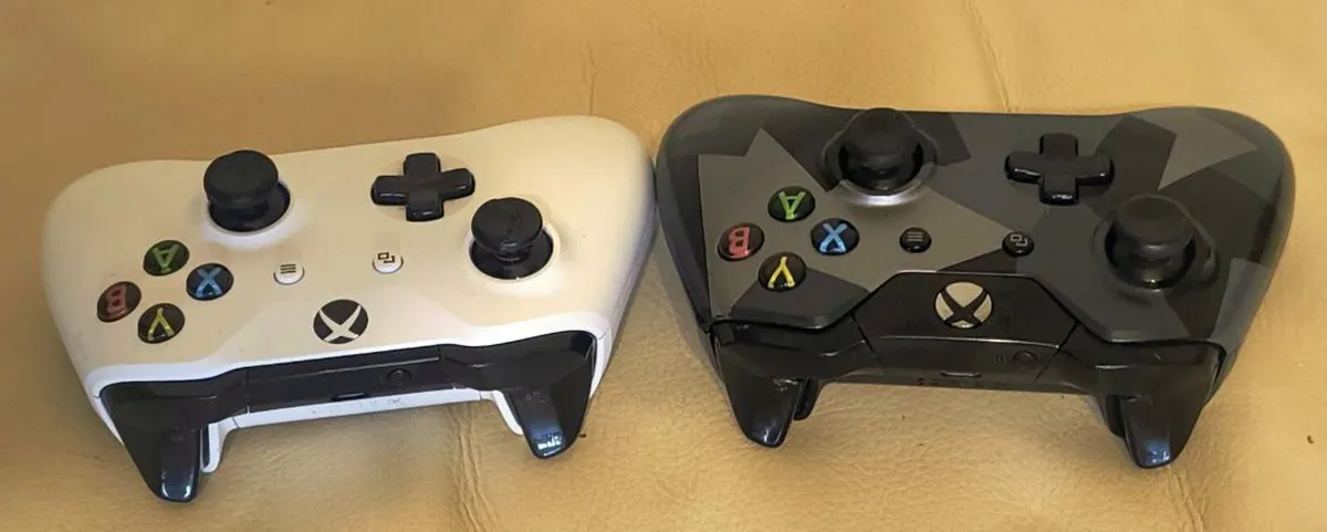 Lot 2 Microsoft Xbox 360  Wireless 2 Controllers - Image 1