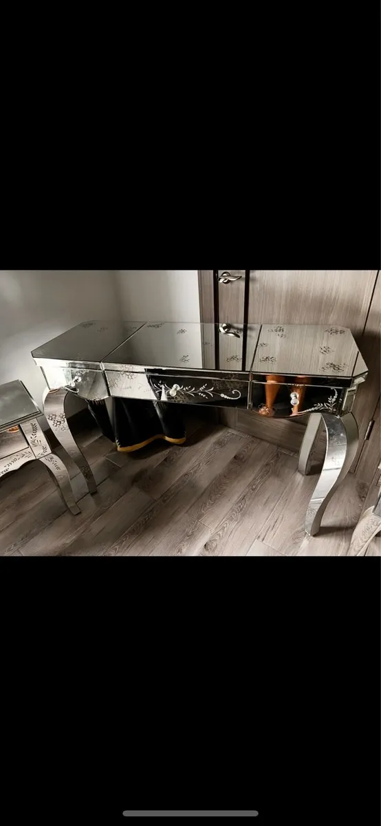 Dressing table and 2 lockers - Image 1