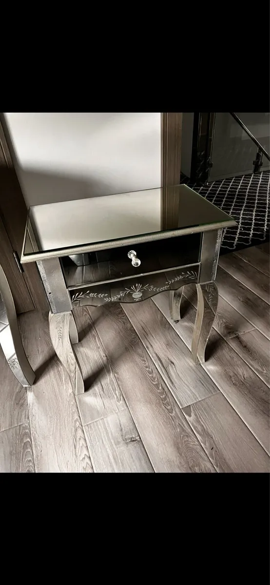 Dressing table and 2 lockers - Image 2