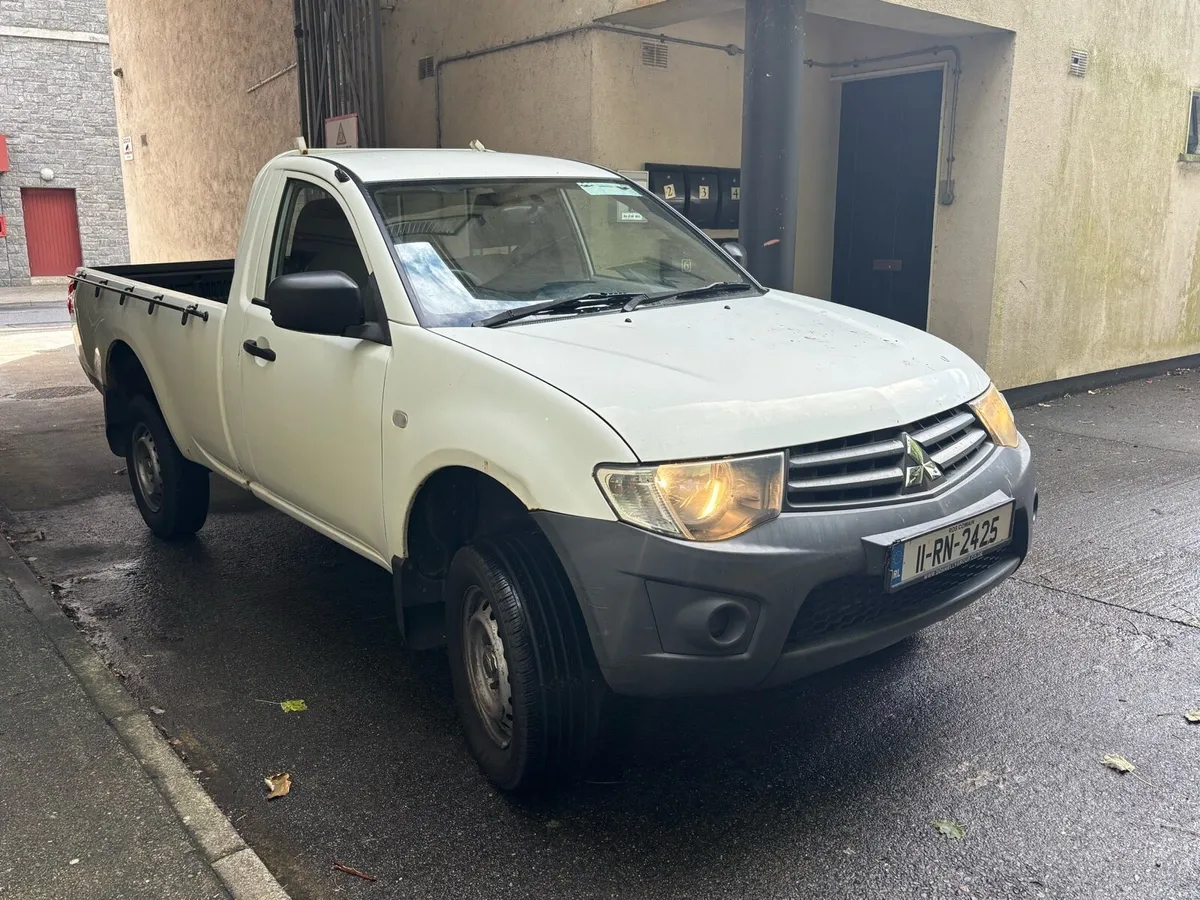 2011 l200 with low mileage 64k - Image 1