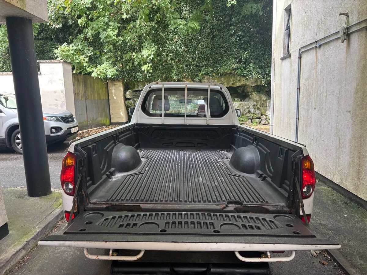 2011 l200 with low mileage 64k - Image 4