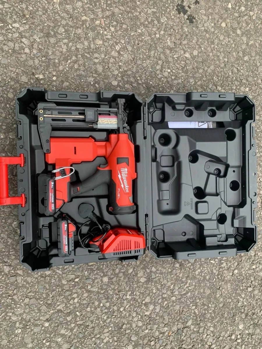Milwaukee M18 Fuel Fencing Stapler - Image 1