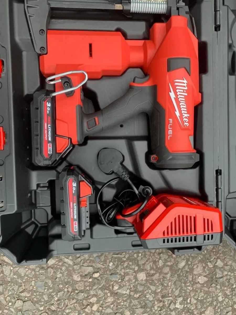 Milwaukee M18 Fuel Fencing Stapler - Image 3
