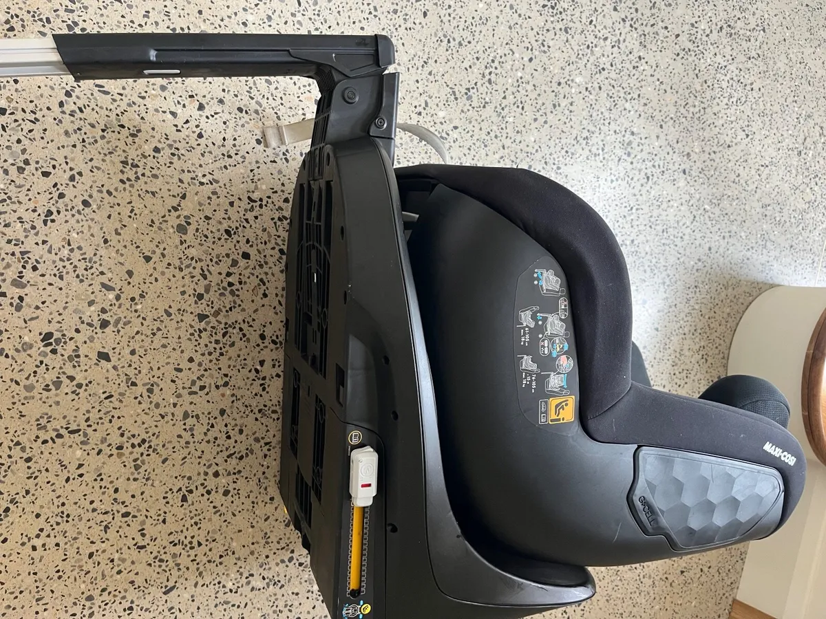 Maxi Cosi 360 Car Seat - Image 4