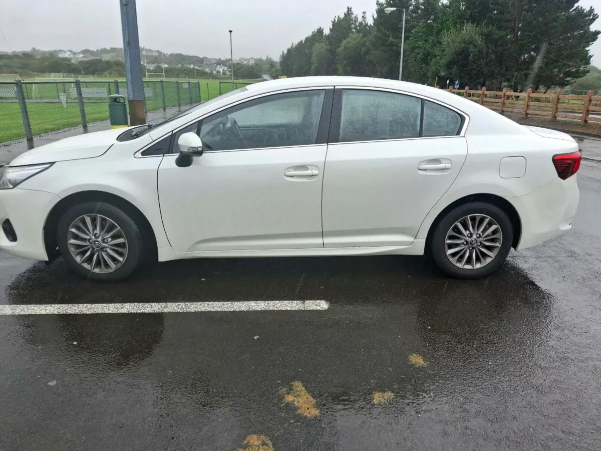 181 toyota Avensis aura white - Image 2