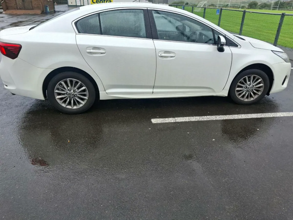 181 toyota Avensis aura white - Image 3