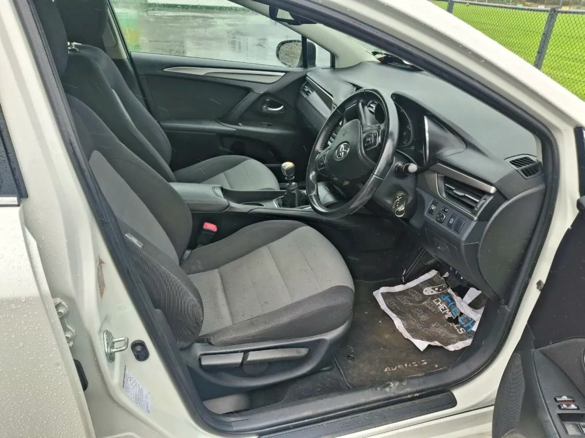 181 toyota Avensis aura white - Image 4