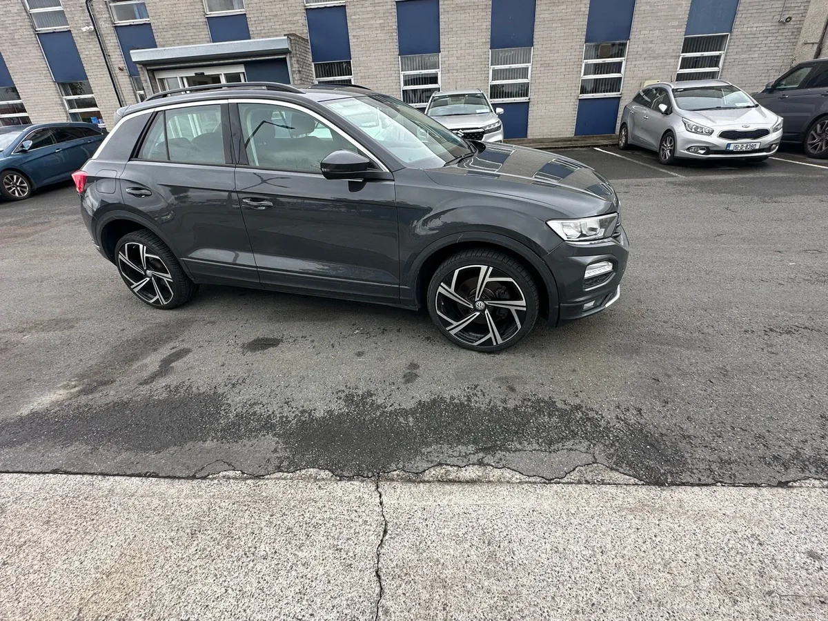 18 Volkswagen T roc - Image 1