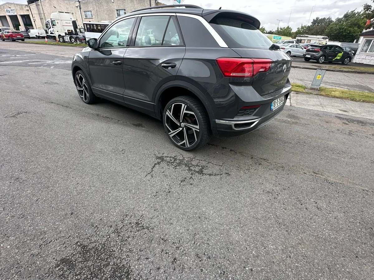 18 Volkswagen T roc - Image 3