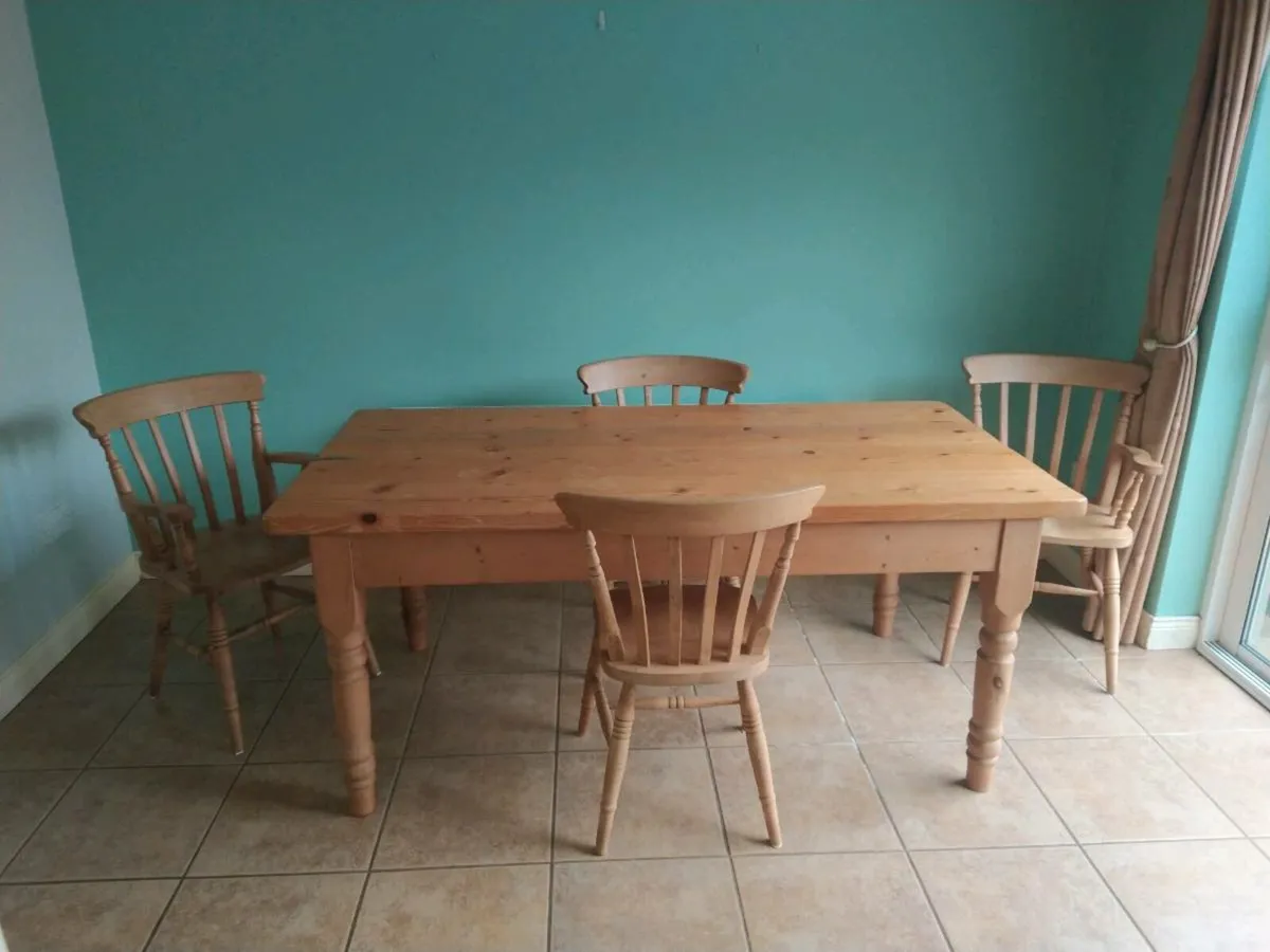 Kitchen table and chairs - Image 1