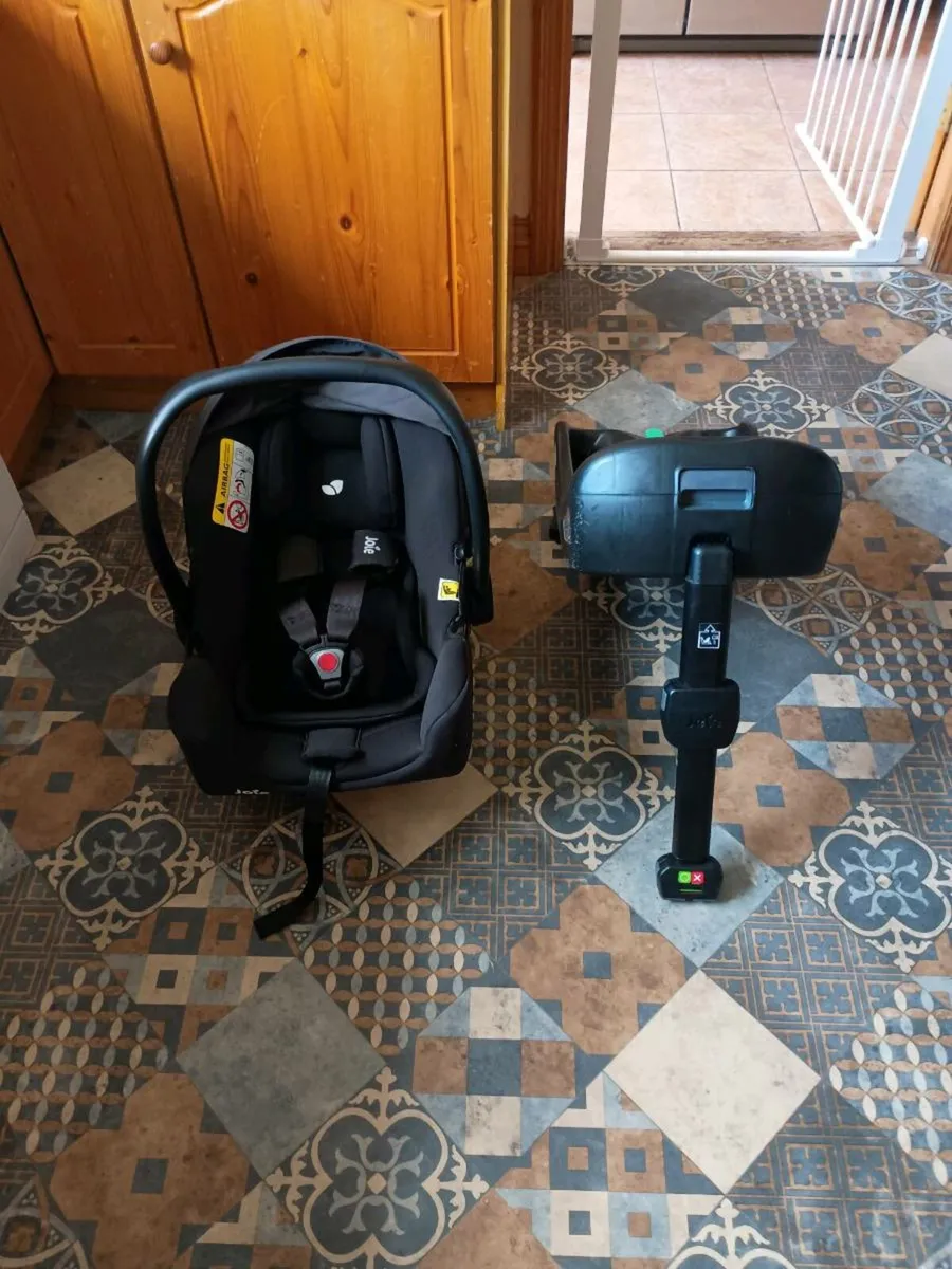 Joie I-snug 2 infant car seat and Joie I-base 2 - Image 1