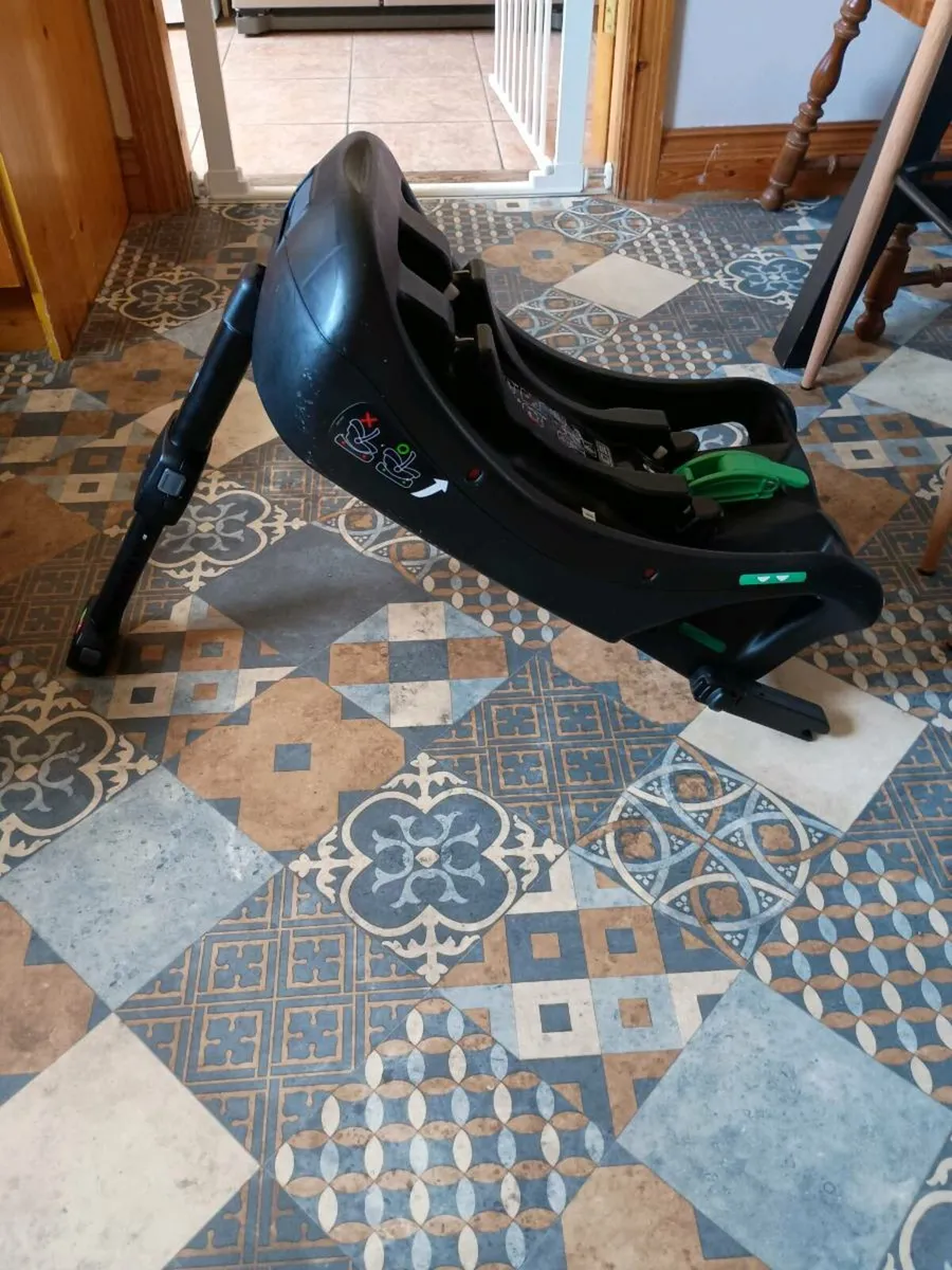 Joie I-snug 2 infant car seat and Joie I-base 2 - Image 2
