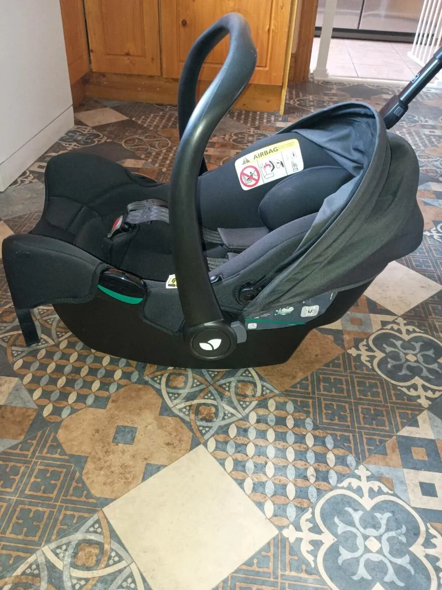 Joie I-snug 2 infant car seat and Joie I-base 2 - Image 3