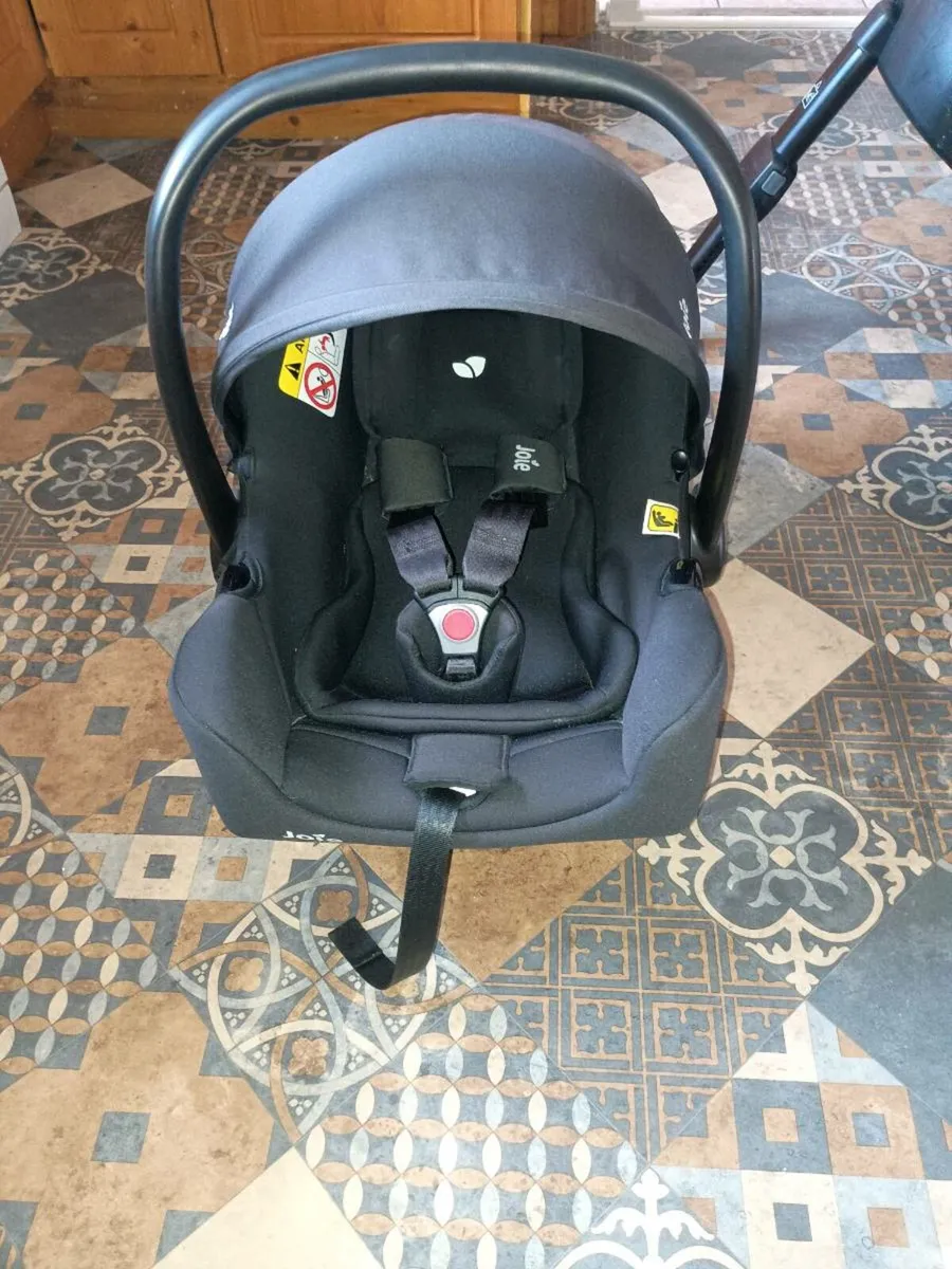 Joie I-snug 2 infant car seat and Joie I-base 2 - Image 4
