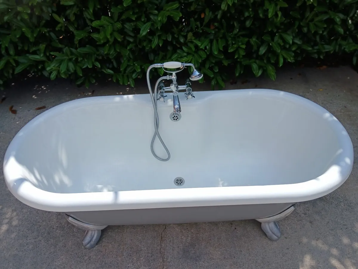 Cast iron roll top bath - Image 2