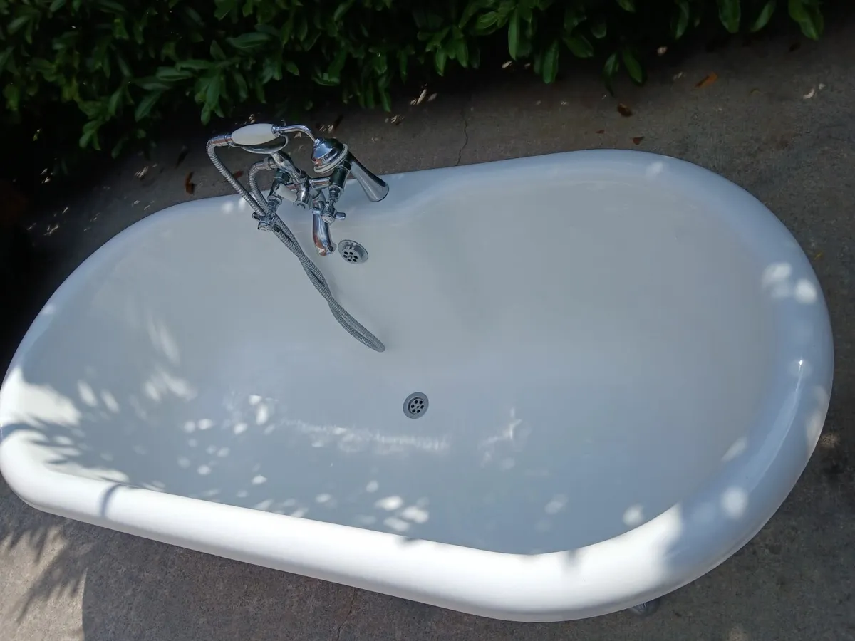 Cast iron roll top bath - Image 3