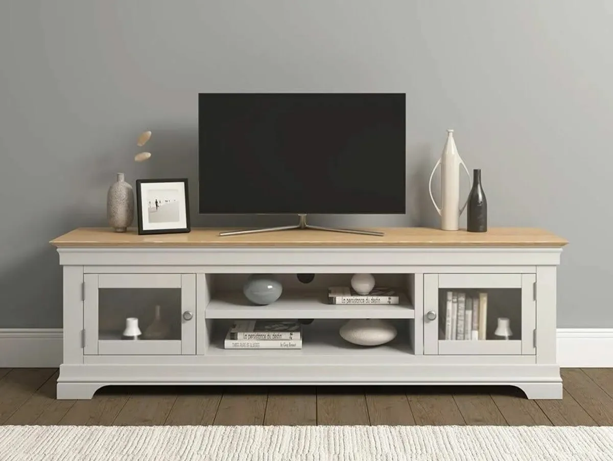 LIVING ROOM FURNITURE - Image 1