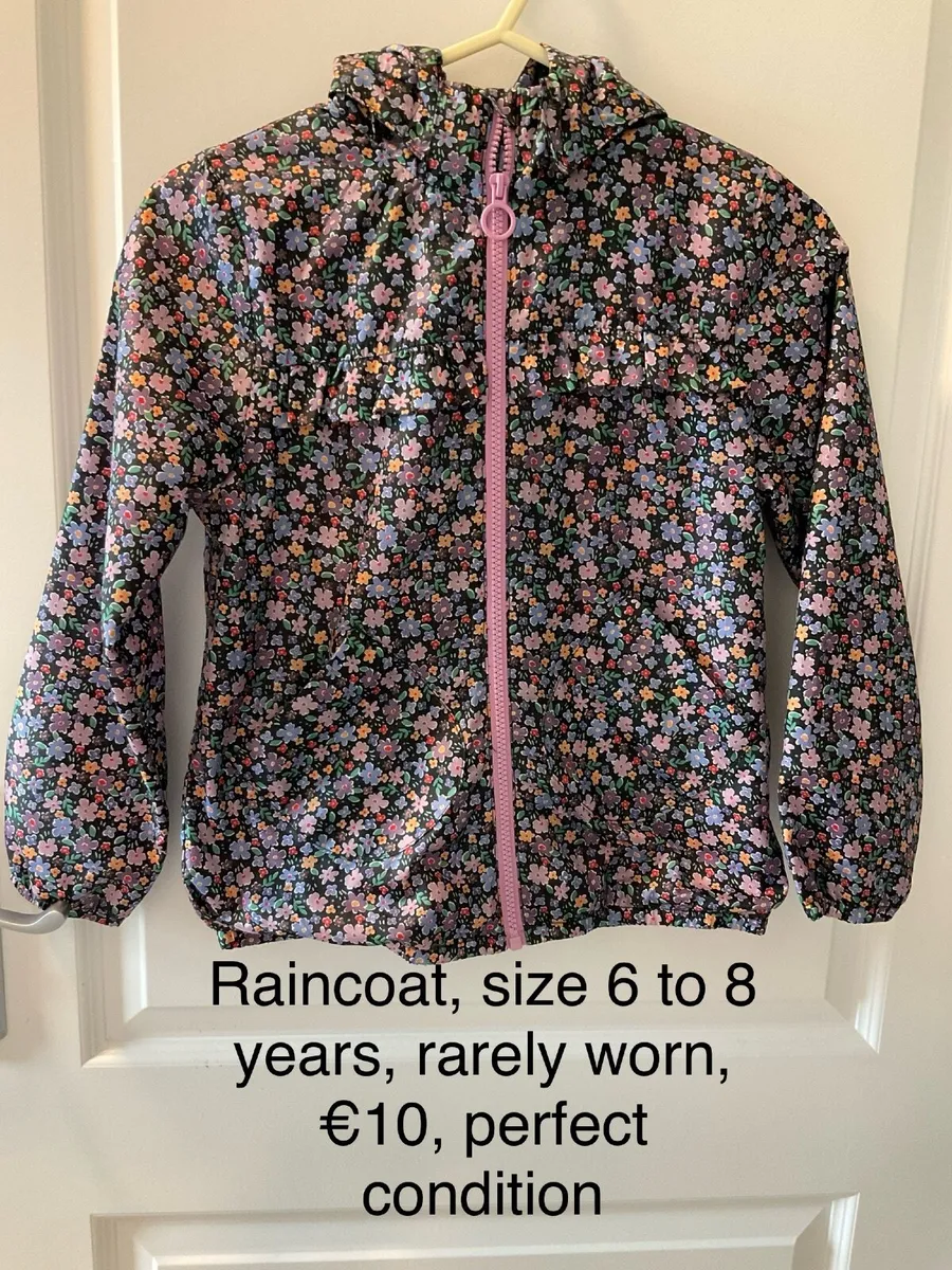 Girls raincoat, size 6 to 8 years, perfect 👌
