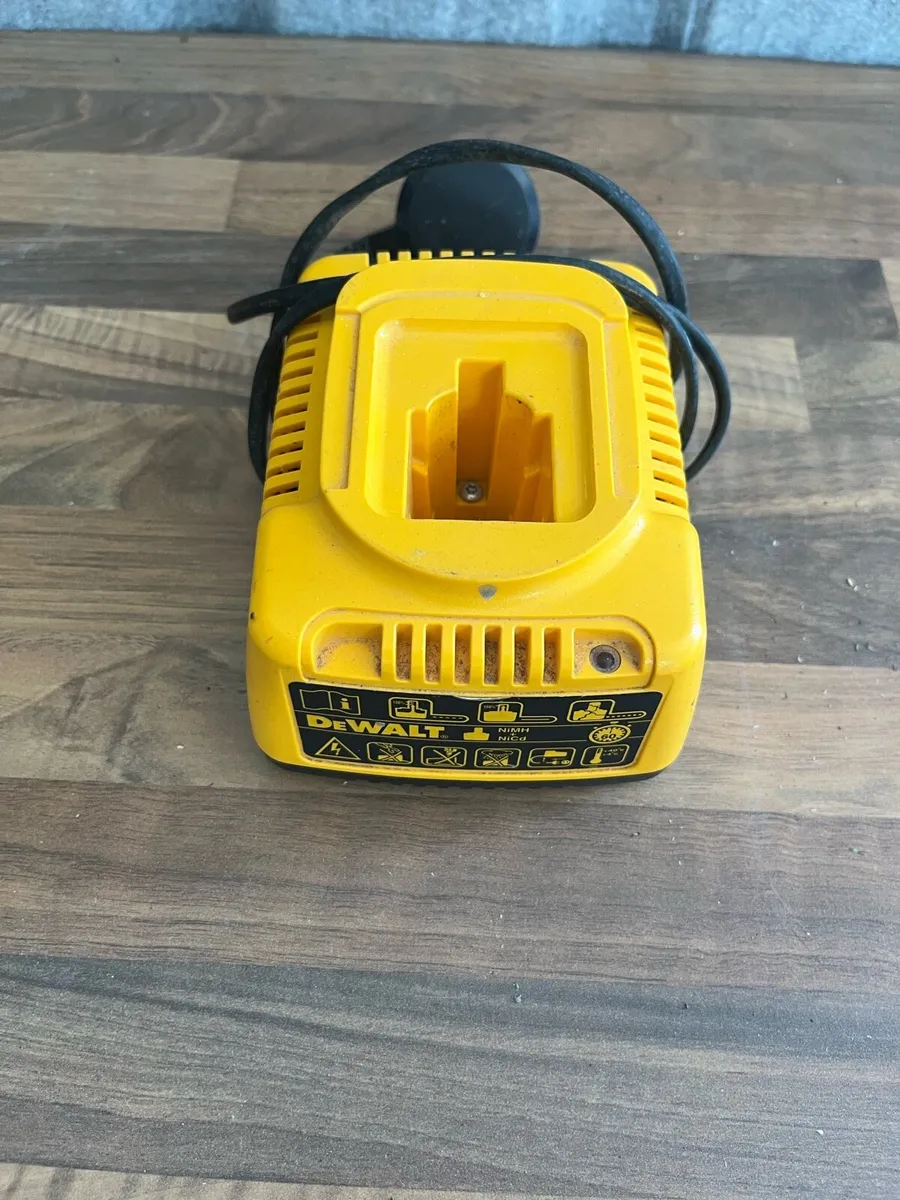 Dewalt battery charger - Image 1
