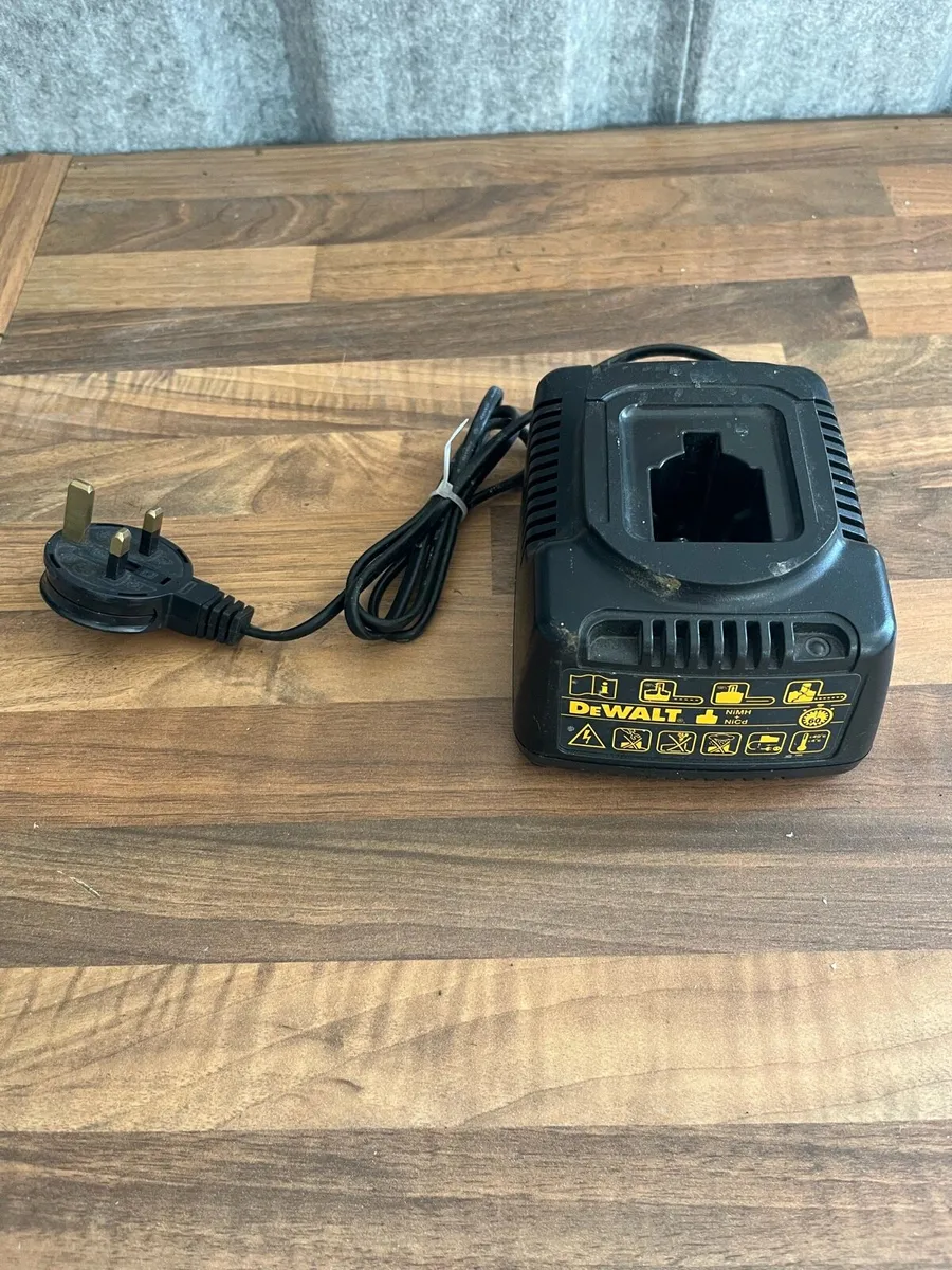 Dewalt battery charger - Image 2