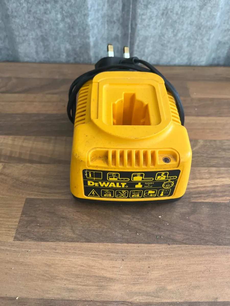 Dewalt charger - Image 1