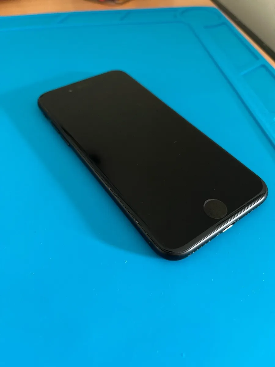 iPhone 7 in good condition with new battery - Image 2
