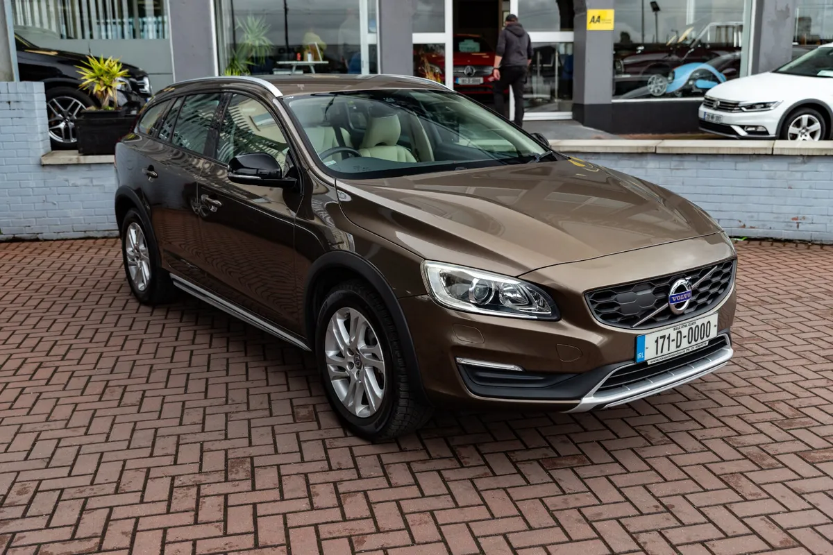 VOLVO V60 2.0D4 CROSS COUNTRY 5DR ESTATE AUTOMATIC - Image 1