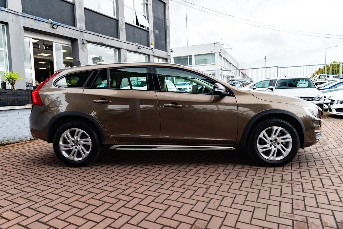 VOLVO V60 2.0D4 CROSS COUNTRY 5DR ESTATE AUTOMATIC - Image 2