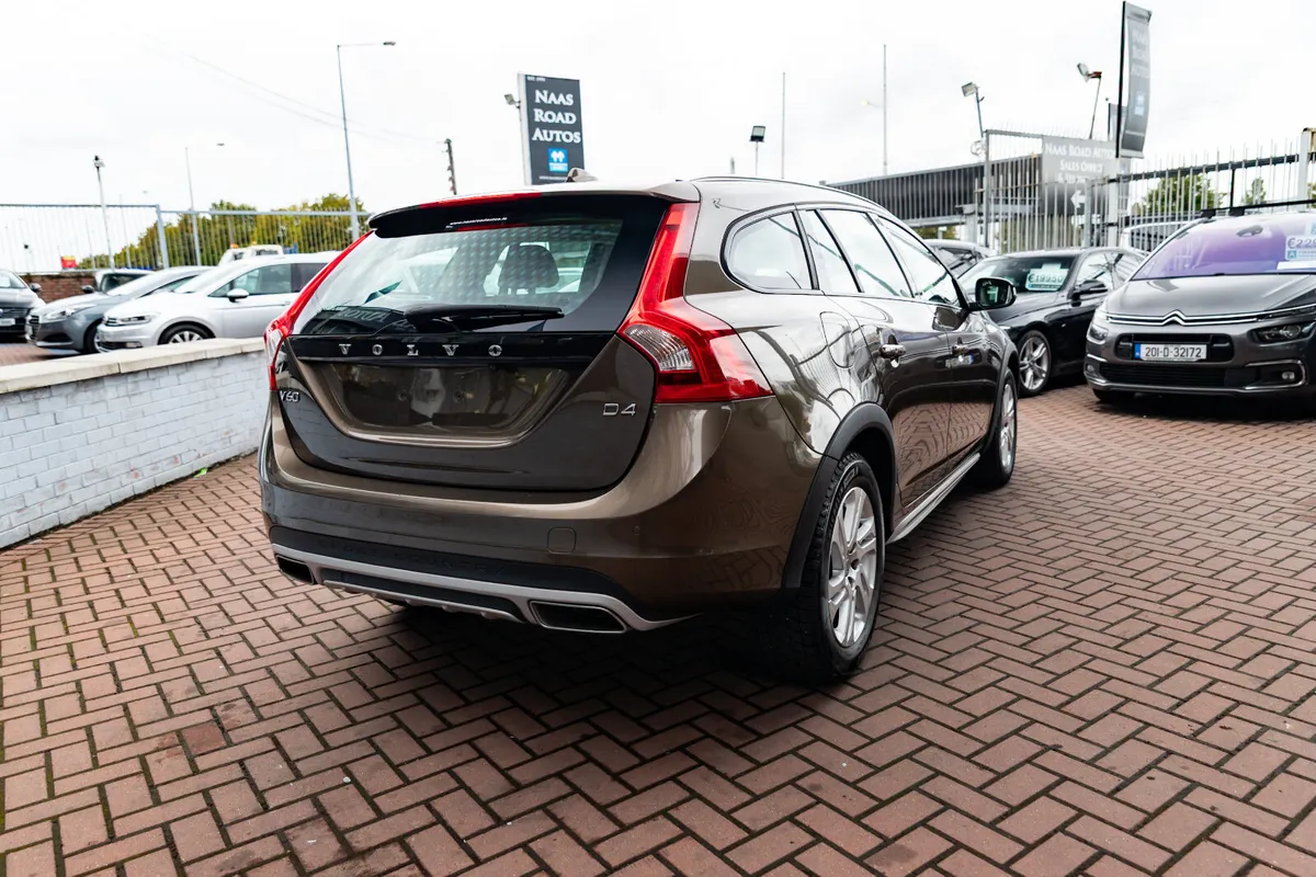 VOLVO V60 2.0D4 CROSS COUNTRY 5DR ESTATE AUTOMATIC - Image 3