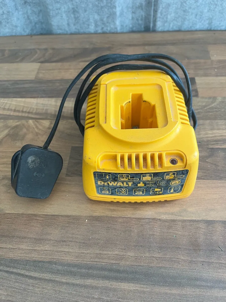 Dewalt charger - Image 1