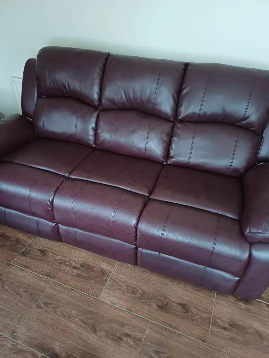 3 seater and 2 seater sofa set.  In good condition - Image 1
