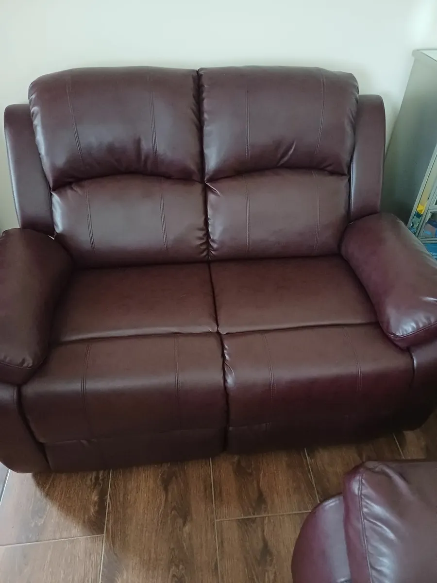3 seater and 2 seater sofa set.  In good condition - Image 2