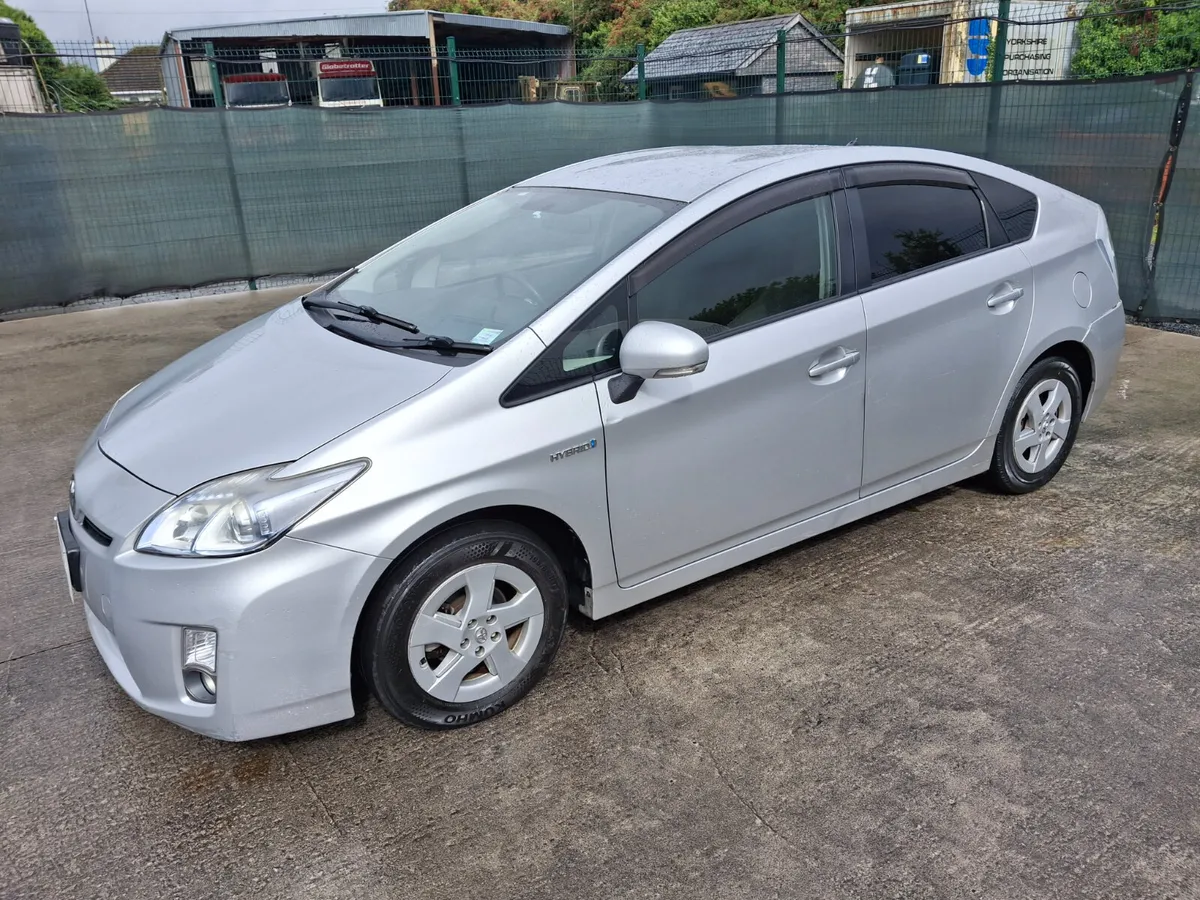 2011 Toyota Prius  Hybrid  Auto - Image 2