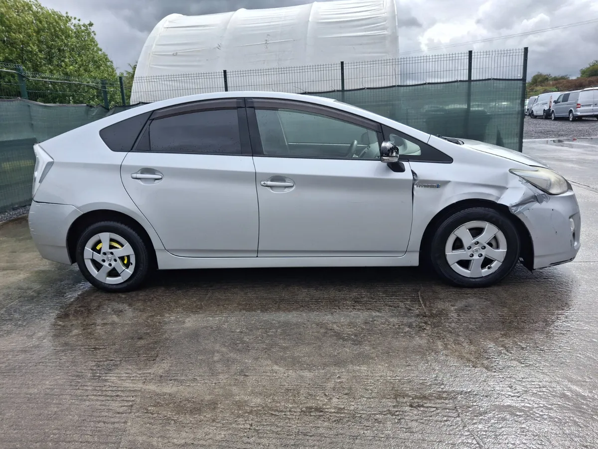 2011 Toyota Prius  Hybrid  Auto - Image 4