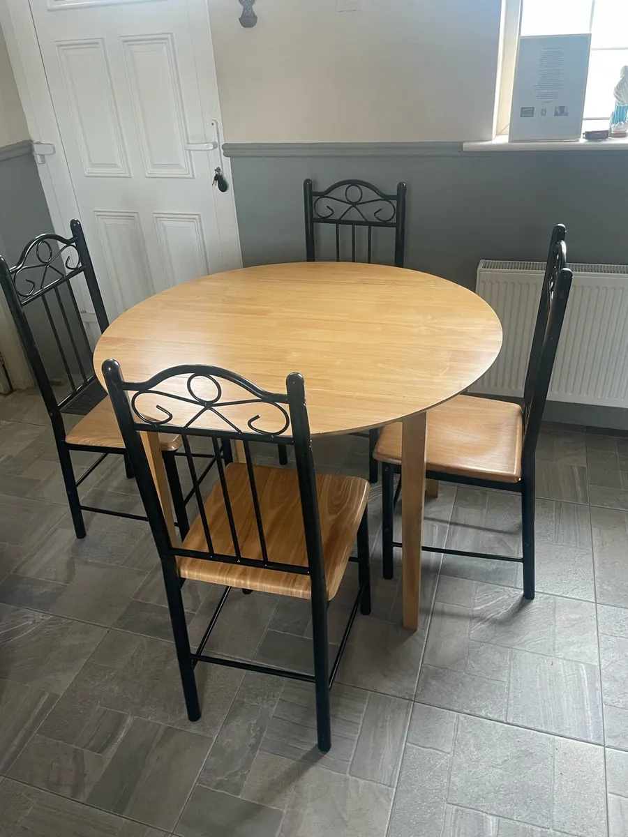 Drop leaf table with 4 chairs - Image 1